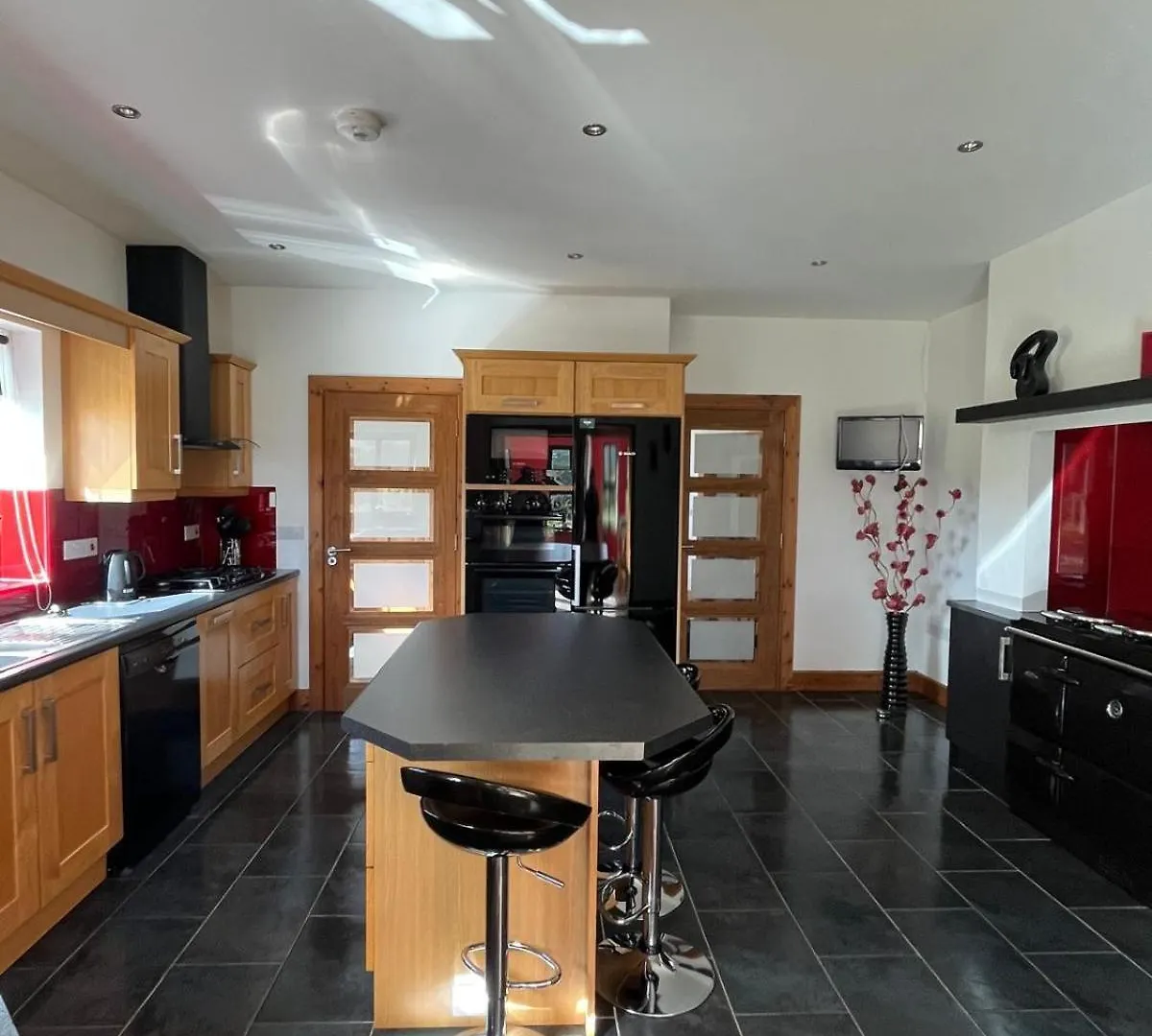 Fabulous 4 Bedroom House, Gateway To Connemara 戈尔韦